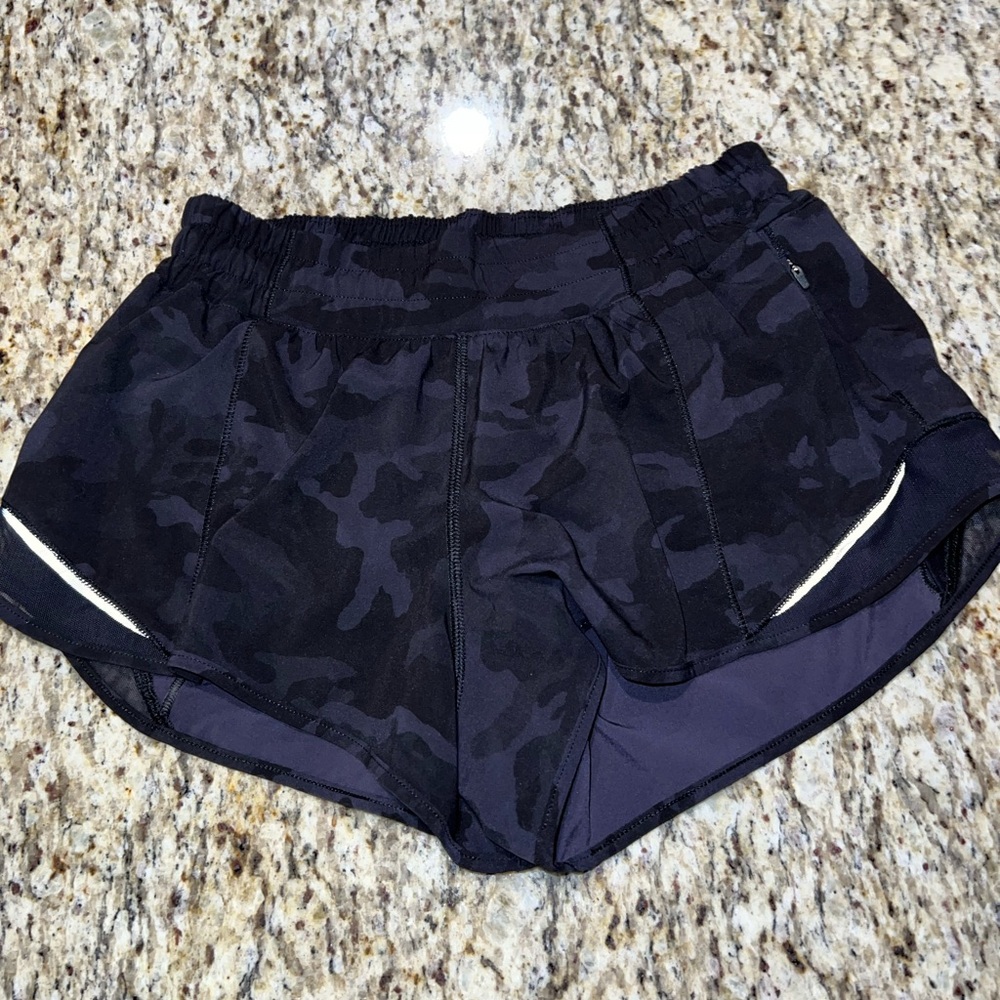 Lululemon Hotty Hot Short II *2.5" - Incognito Camo Multi Grey / Black - Picture 1 of 9